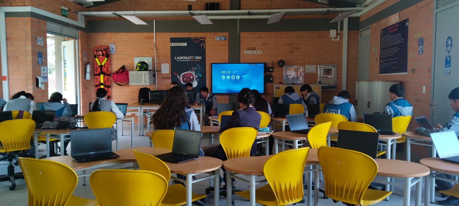 Estudiantes desarrollando